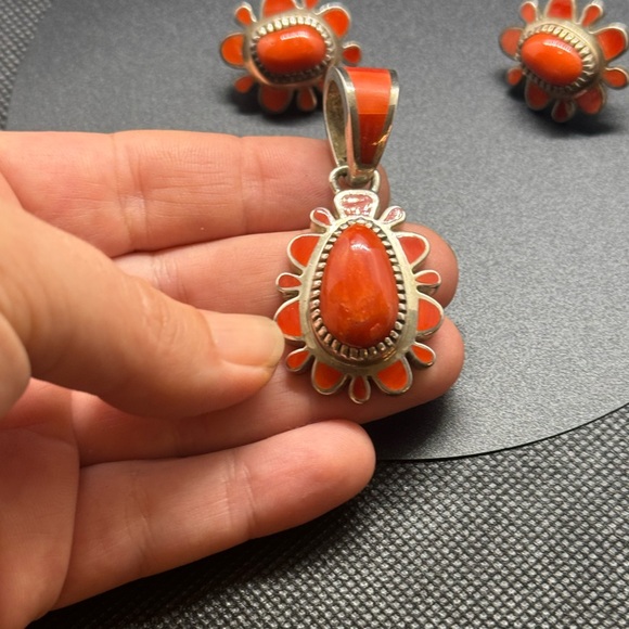 Vernon Huskie pendant and earrings - Picture 2 of 5